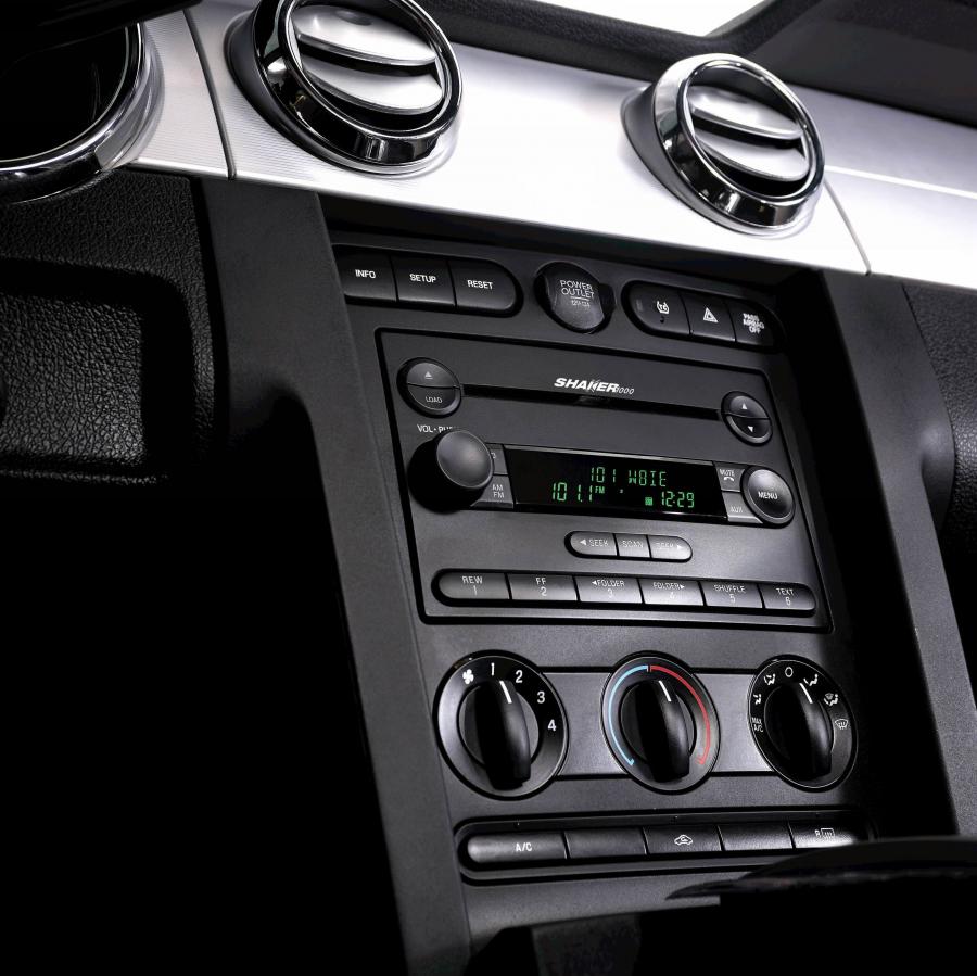  Ford Mustang GT 2005 года  (фото 11 из 209)